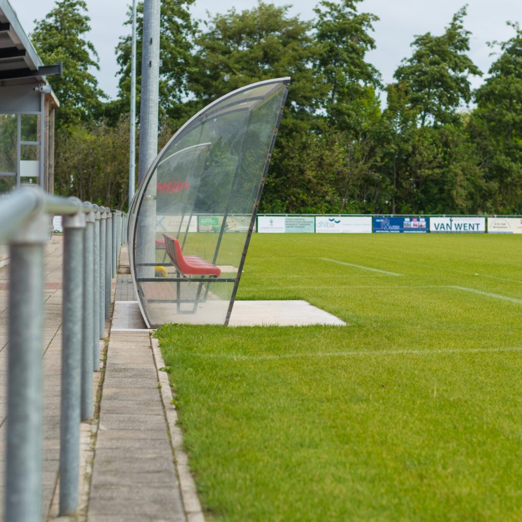 Renovatie hoofdveld Warmenhuizen