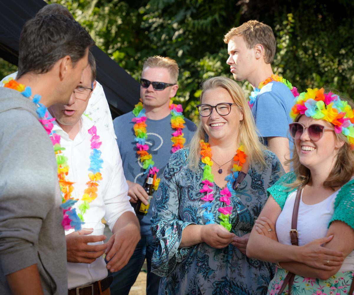 Tropical BBQ party foto met medewerkers