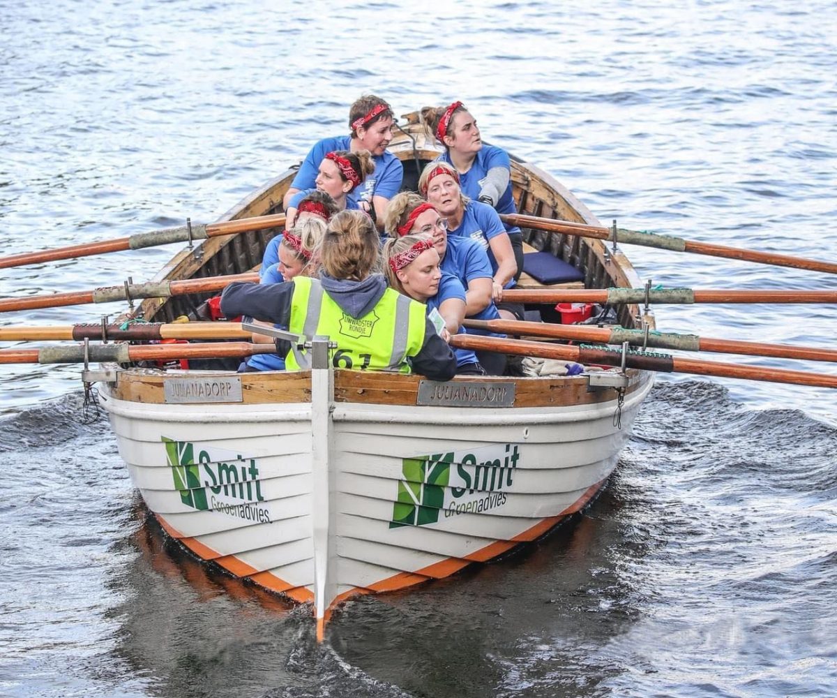 Sponsoring SRV kop van Noord-Holland boot in water